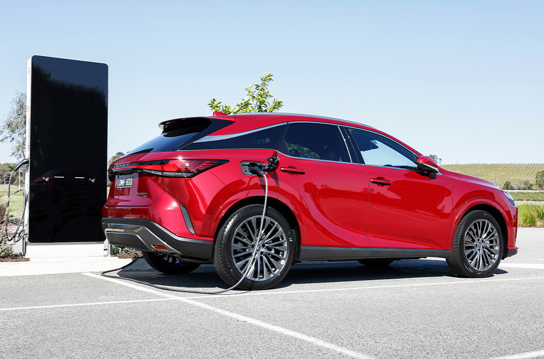 Red Lexus RX 450h+